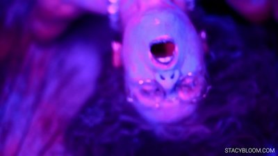 ماشوم په کمره کې مشت زنی کوي او ځان اورګازم ته رسوي.